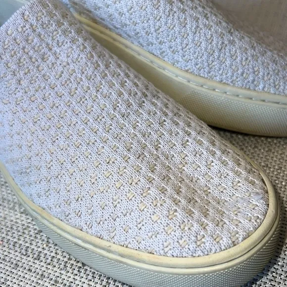 👟Rothys sneakers 👟 , Slip On women Sneakers  In 🍯Honeycomb Salt ,Size 9.