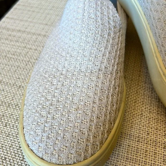 👟Rothys sneakers 👟 , Slip On women Sneakers  In 🍯Honeycomb Salt ,Size 9.