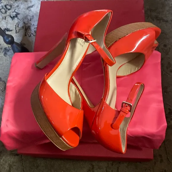 Saks Fifth Avenue Patent Leather and Leather Platform Soles Shoes NeverUsed