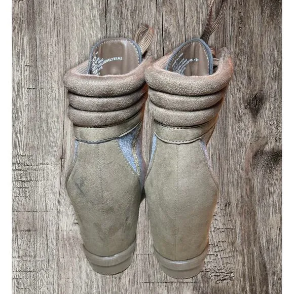 Serra women’s wedge boots. Gray fabric brown suede. Size 10