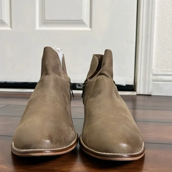 Seychelles Snare Leather Ankle Boots Women's size 10 NWOB Tan Classic Minimalist