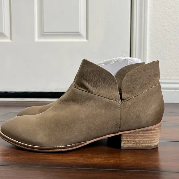 Seychelles Snare Leather Ankle Boots Women's size 10 NWOB Tan Classic Minimalist