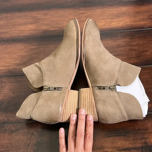 Seychelles Snare Leather Ankle Boots Women's size 10 NWOB Tan Classic Minimalist