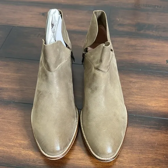 Seychelles Snare Leather Ankle Boots Women's size 10 NWOB Tan Classic Minimalist