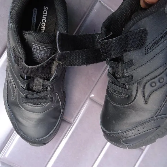 SIZE 1.5. SAUCONY black leather sneaker shoes.