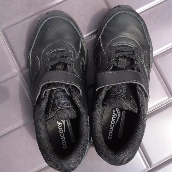 SIZE 1.5. SAUCONY black leather sneaker shoes.