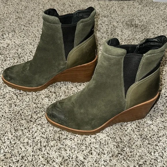 Sorel After Hours Chelsea Wedge Ankle Boots Suede Leather Olive Green Size 9