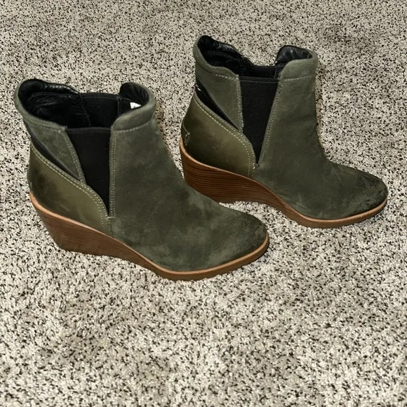 Sorel After Hours Chelsea Wedge Ankle Boots Suede Leather Olive Green Size 9