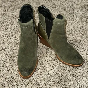 Sorel After Hours Chelsea Wedge Ankle Boots Suede Leather Olive Green Size 9