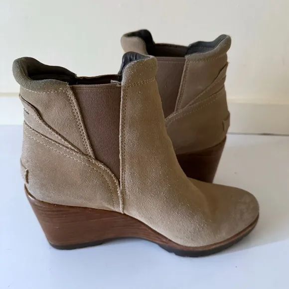 Sorel After Hours Chelsea Wedge Ankle Boots Tan Beige Suede Sz 7