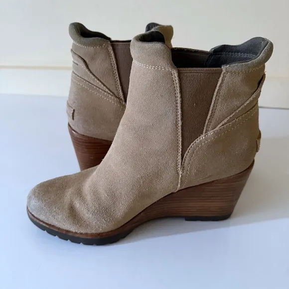 Sorel After Hours Chelsea Wedge Ankle Boots Tan Beige Suede Sz 7