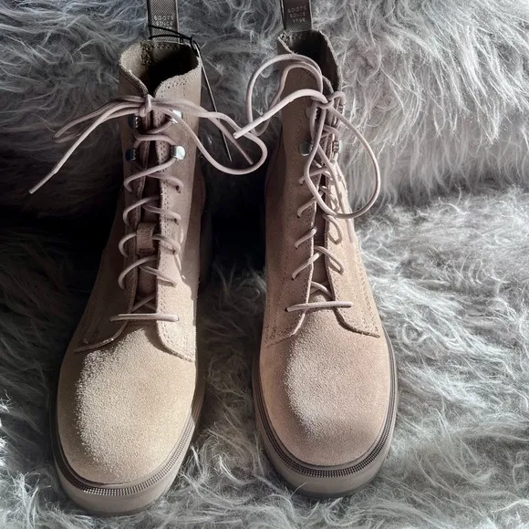 Sorel Hi-Line Heel Lace Boots - Size 8.5 - NWT