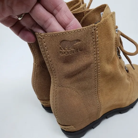 Sorel Joan of Arctic tan suede wedge boots size 5 big girls