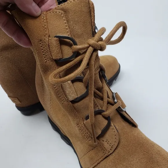 Sorel Joan of Arctic tan suede wedge boots size 5 big girls
