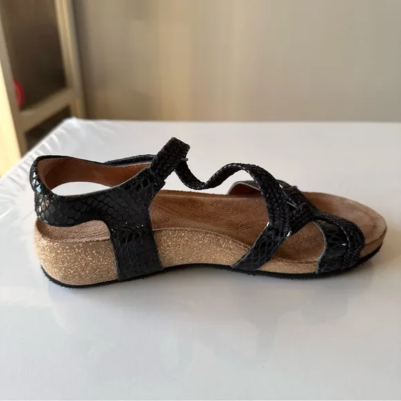Taos Trulie Black Woven Braided Leather Strappy Sandals Sz 6-6.5 Cork Snake Skin