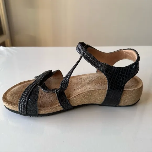 Taos Trulie Black Woven Braided Leather Strappy Sandals Sz 6-6.5 Cork Snake Skin