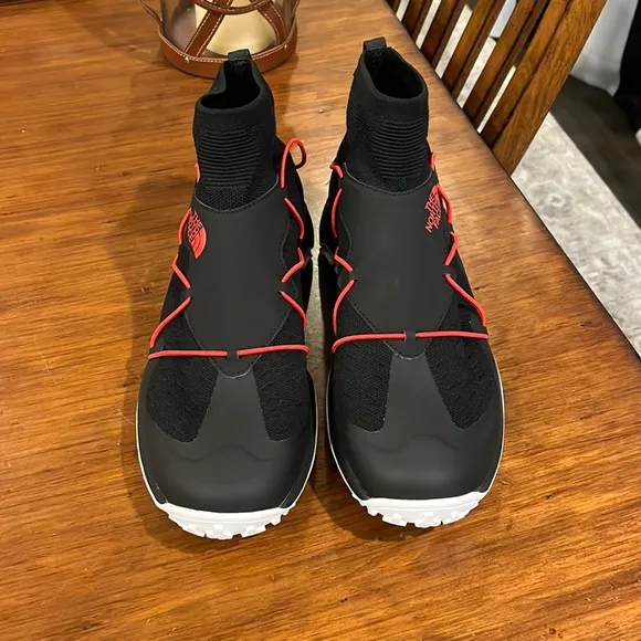 The North Face Sihl Mid Shoes Sneakers new black red Urban Explorer Mens 10.5