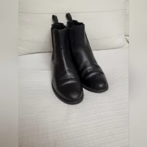 Thursday Boot Company Women's Black Leather Duchess Chelsea Size 7.5 Classic