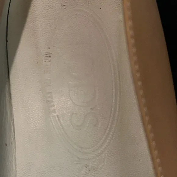 TOD’S Beige and White Trim Women's Leather Vintage Flat Loafer Shoes Size 7.5