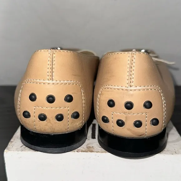 TOD’S Beige and White Trim Women's Leather Vintage Flat Loafer Shoes Size 7.5