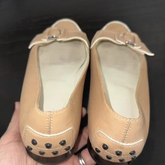 TOD’S Beige and White Trim Women's Leather Vintage Flat Loafer Shoes Size 7.5