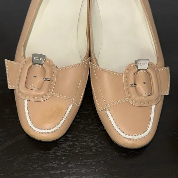 TOD’S Beige and White Trim Women's Leather Vintage Flat Loafer Shoes Size 7.5