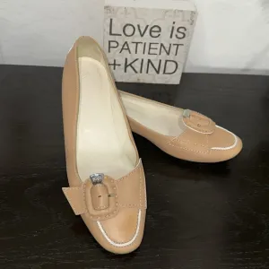 TOD’S Beige and White Trim Women's Leather Vintage Flat Loafer Shoes Size 7.5