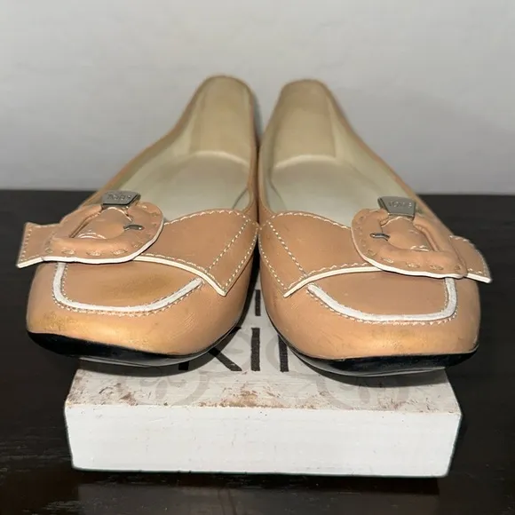 TOD’S Beige and White Trim Women's Leather Vintage Flat Loafer Shoes Size 7.5