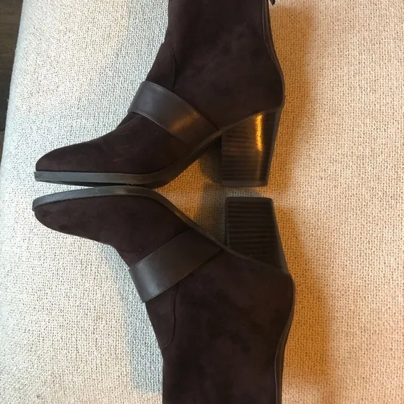 Tommy Hilfiger Women’s Roux Brown Suede Ankle Booties Gold Buckle Size 7