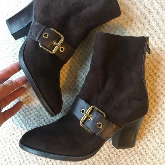 Tommy Hilfiger Women’s Roux Brown Suede Ankle Booties Gold Buckle Size 7