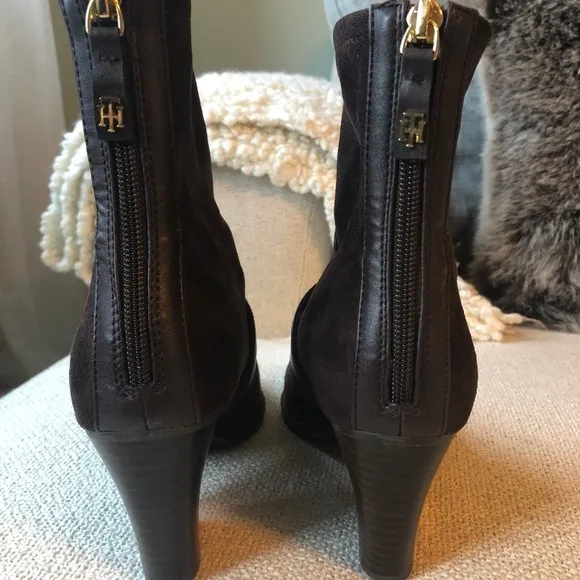 Tommy Hilfiger Women’s Roux Brown Suede Ankle Booties Gold Buckle Size 7