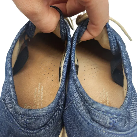 Toms Shoes Mens 9 Blue Denim Fabric Cream Low Tops Comfy Lace Up Sneakers