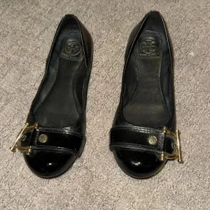 Tory Burch NOEL buckle black flats, size 6. EUC.