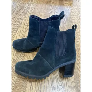 UGG &quot;HAZEL&quot; BLACK SUEDE‎ LUG SOLE BOOTS IN SIZE US 12 / EU 43 ($250.00 RETAIL)