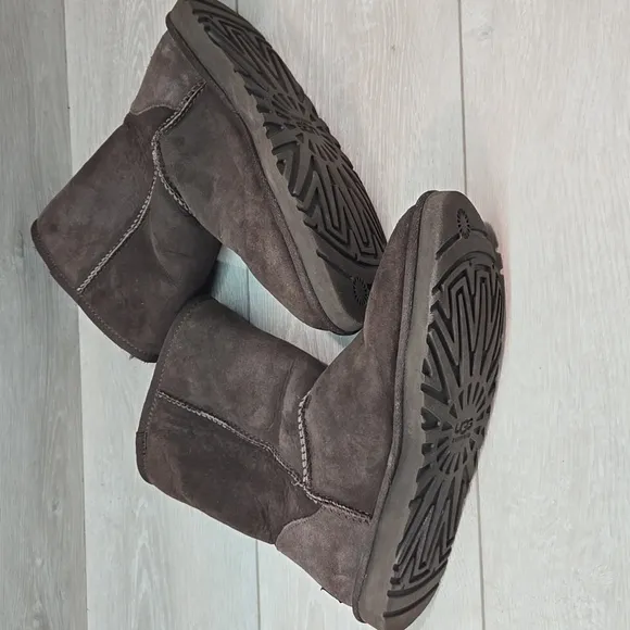 Ugg Australia 5825 Brown Suede Boots Sheepskin Sz 9