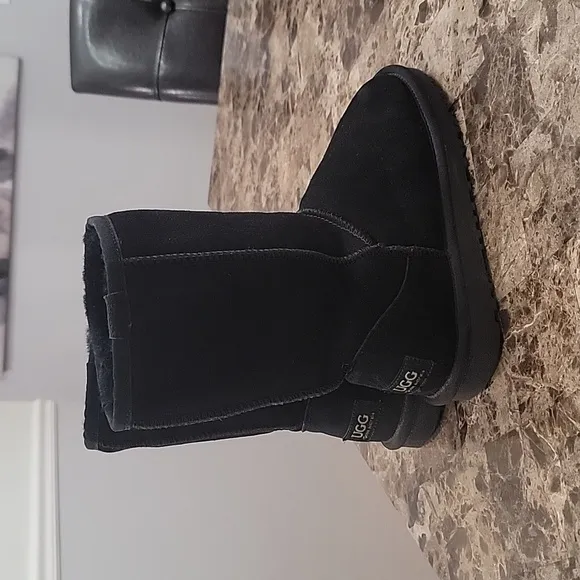 UGG Australia Classic Black Short Il Boots Size 6 ladies 4 men