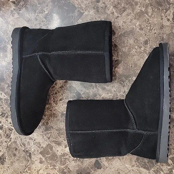 UGG Australia Classic Black Short Il Boots Size 6 ladies 4 men