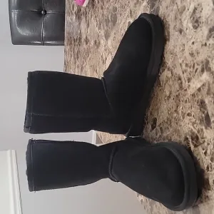 UGG Australia Classic Black Short Il Boots Size 6 ladies 4 men