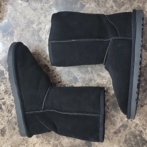 UGG Australia Classic Black Short Il Boots Size 6 ladies 4 men