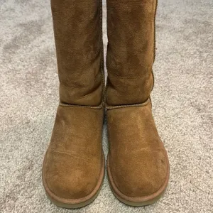 UGG Australia Classic Tall Boots Size 8 Color Chestnut