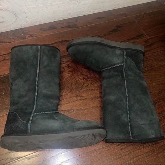 UGG AUSTRALIA Women’s Black Classic Tall Sheepskin Boots Size 8
