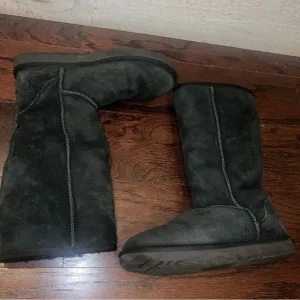 UGG AUSTRALIA Women’s Black Classic Tall Sheepskin Boots Size 8