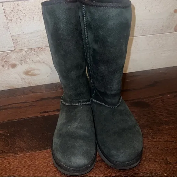 UGG AUSTRALIA Women’s Black Classic Tall Sheepskin Boots Size 8
