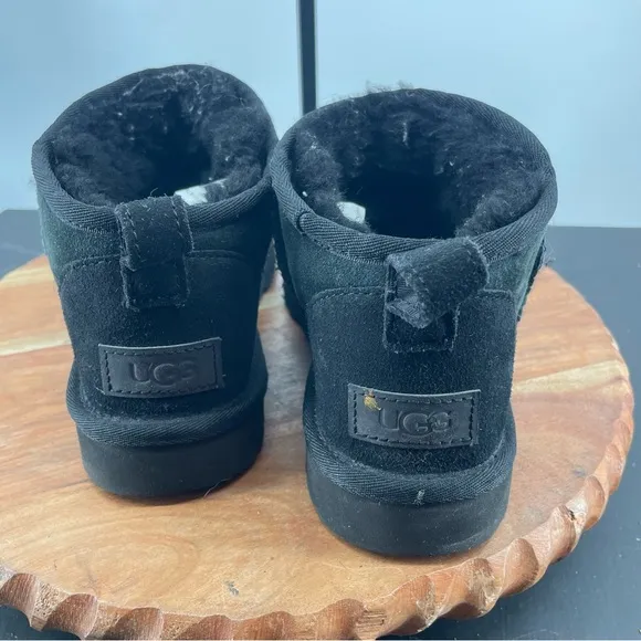 Ugg Black Classic Ultra Mini Boots Women’s Size 7 1116109 suede shearling