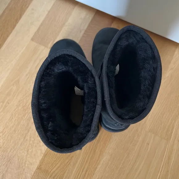 Ugg Boots Classic Short Black - Size 7 *Worn Once*