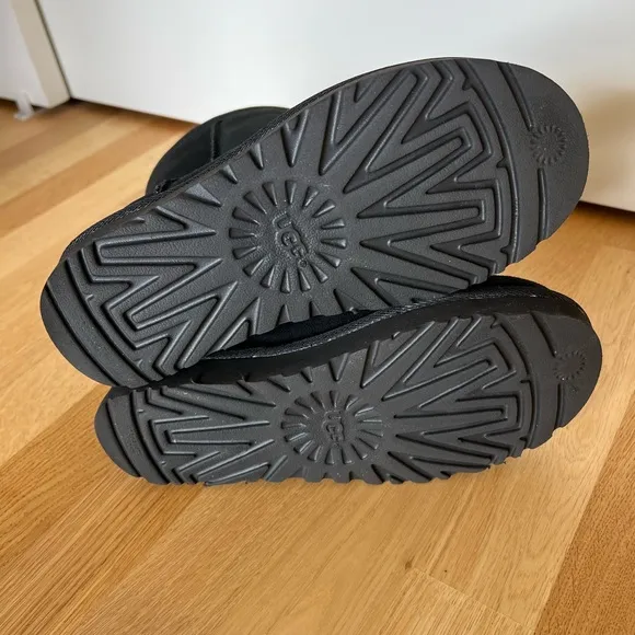 Ugg Boots Classic Short Black - Size 7 *Worn Once*
