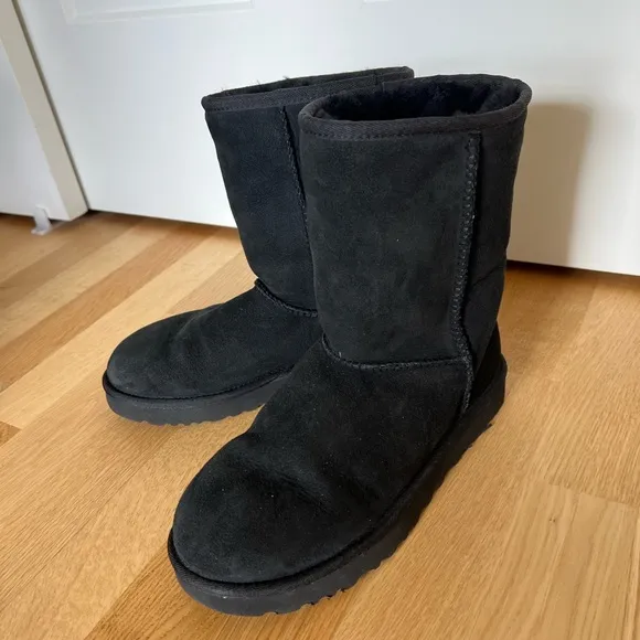 Ugg Boots Classic Short Black - Size 7 *Worn Once*