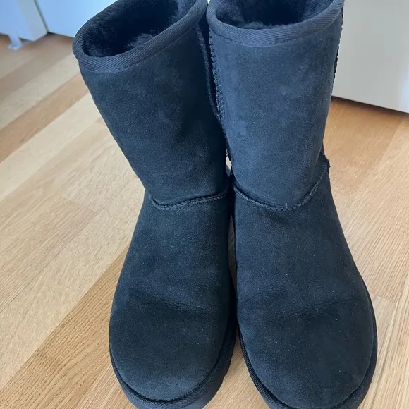 Ugg Boots Classic Short Black - Size 7 *Worn Once*