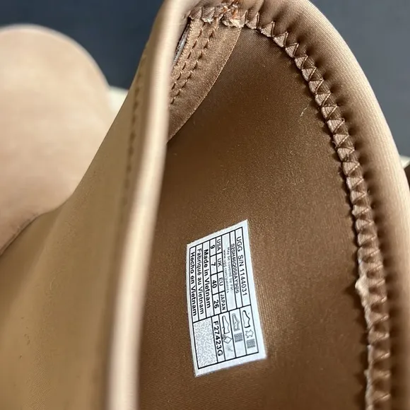 Ugg chestnut classic dipper platform boots, SIZE 9 US