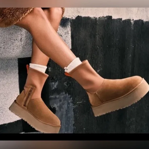 Ugg chestnut classic dipper platform boots, SIZE 9 US